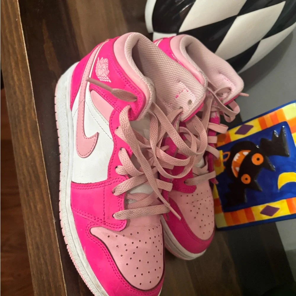 BIG KIDS' AIR JORDAN RETRO 1 MID CASUAL SHOES - Picture 2 of 5